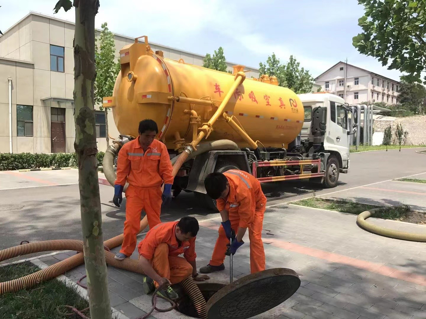 元宝化粪池清理与5-8吨吸粪车施工效率分析